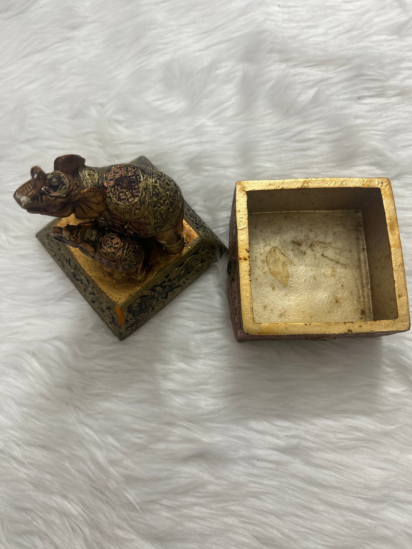 Baby Elephant with Mother Elephant Box